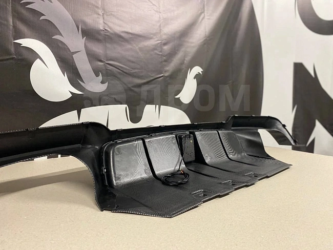 картинка Диффузор в задний бампер BMW F10 ABS имитация карбона со стоп сигналом магазин  StreetTuning 